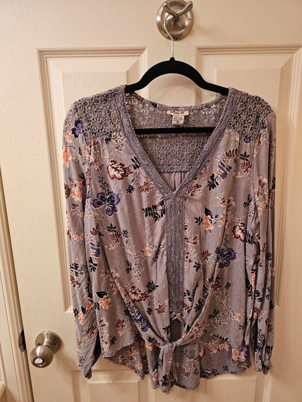 NWOT Lola P Small Grey Floral Blouse w / Lace Detail